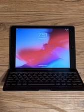 Apple iPad Air 1st Gen 16GB Includes Bluetooth Keyboard Case. Bundle 