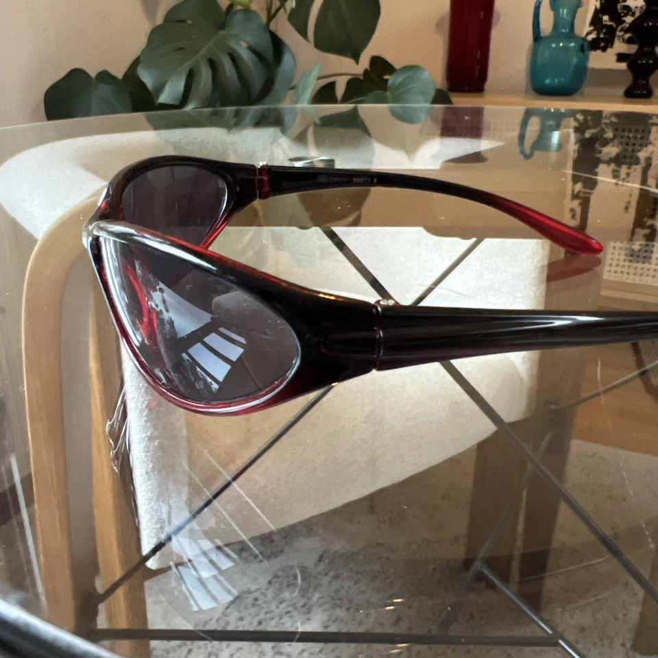 Gafas de sol envolventes Bugaboos “Christy” marco rojo-negro, estilo escudo deportivo Y2K Foto 2 de 4