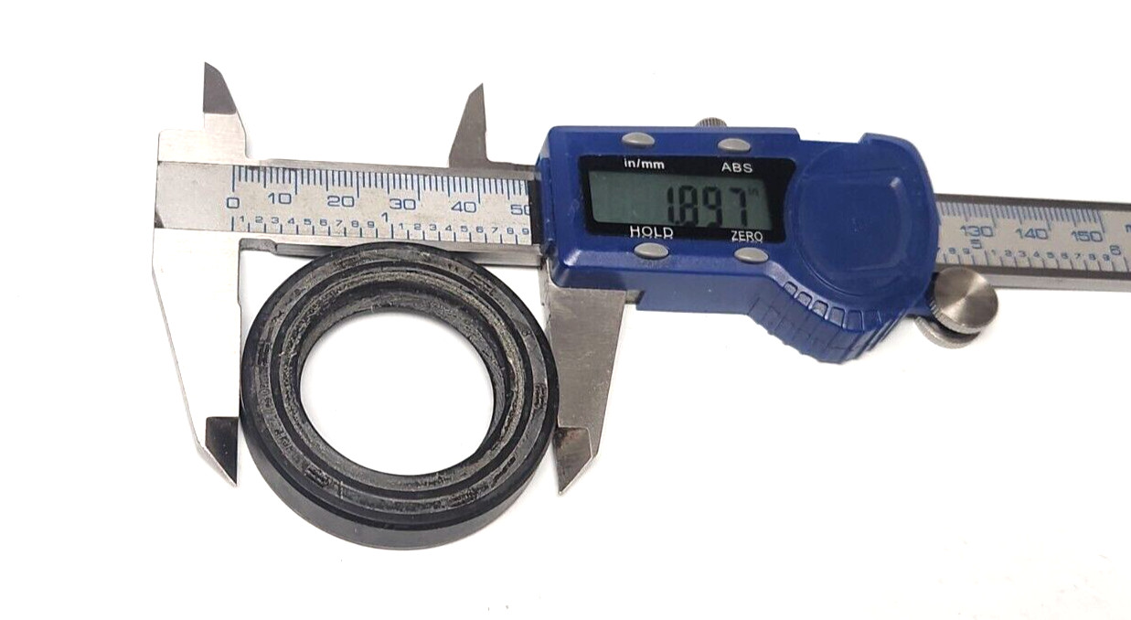 .For  Chrysler Mitsubishi W4A32-W4A33 Transfer Case Output Shaft Seal 1990-1999