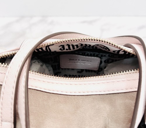 Bolso Bandolera Juicy Couture Queen of Everything Mini Barril Café/Polvo Rubor - Imagen 10 de 11