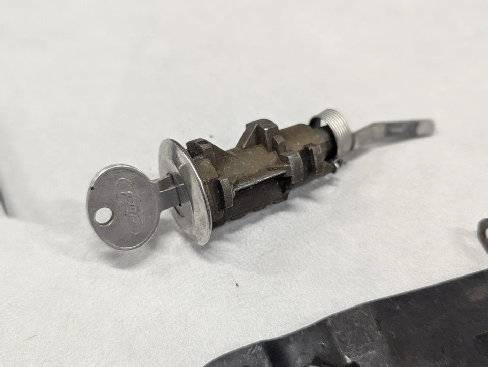 77 78 79 Mercury Cougar XR7 maletero abatible emblema, bloqueo y pestillo conjunto llaves de aluminio Foto 4 de 4