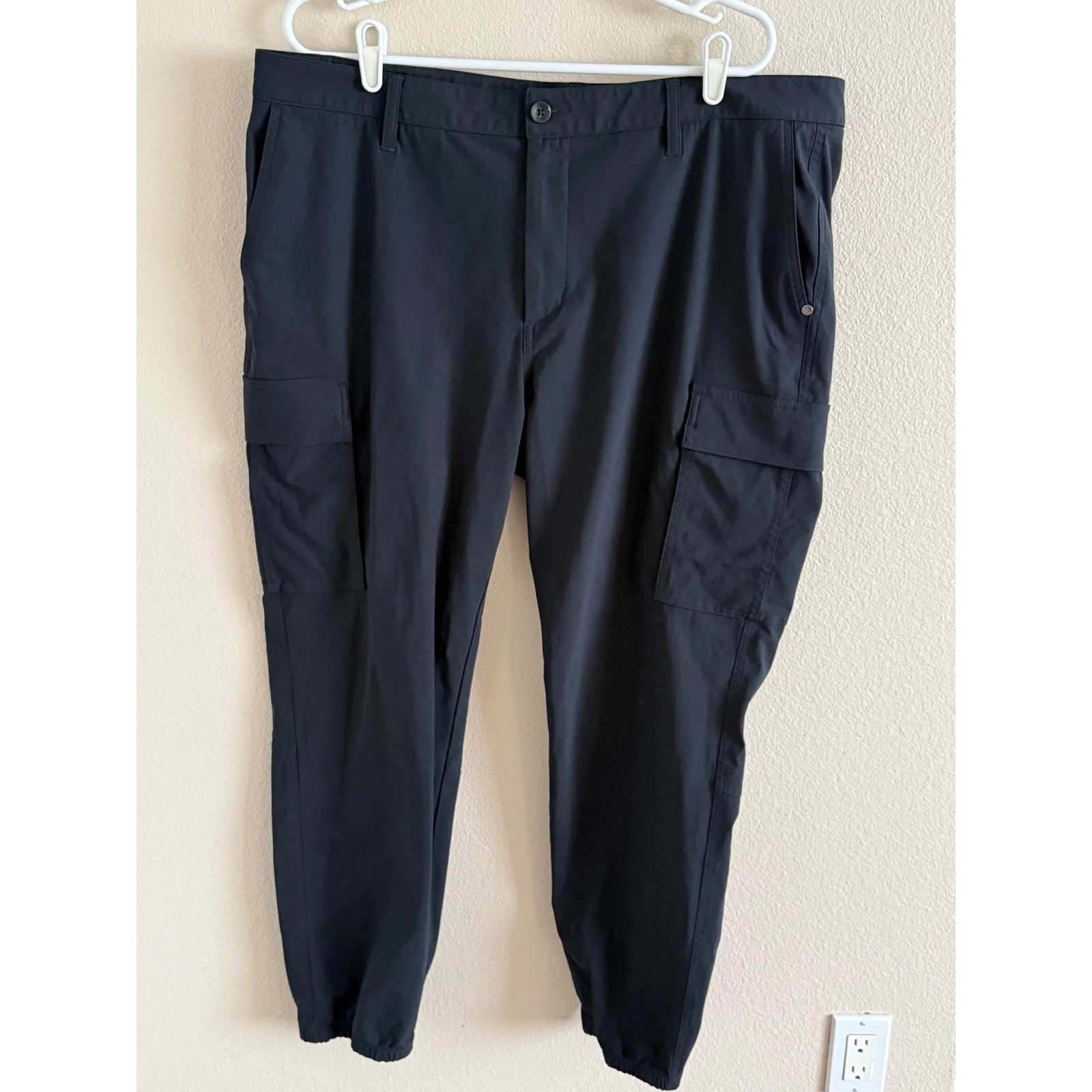 Vuori Ripstop Cargo Joggers Mens 38 Black Performance Tapered Pants V451