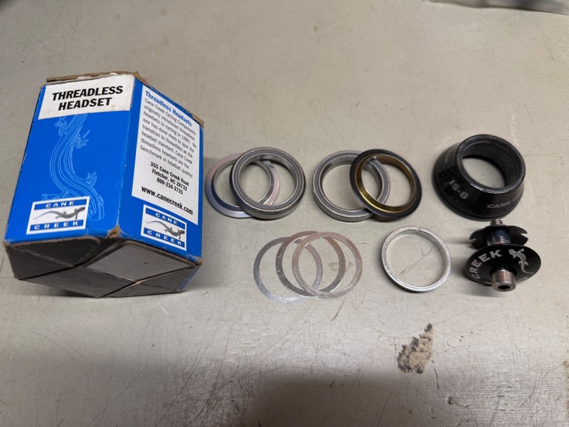 Brand New Cane Creek IS-8 Threadless Headset – 1 1/8" Carbon (Integrated)