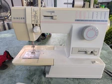 Singer Model 9005 Sewing Machine With Pedal, Works