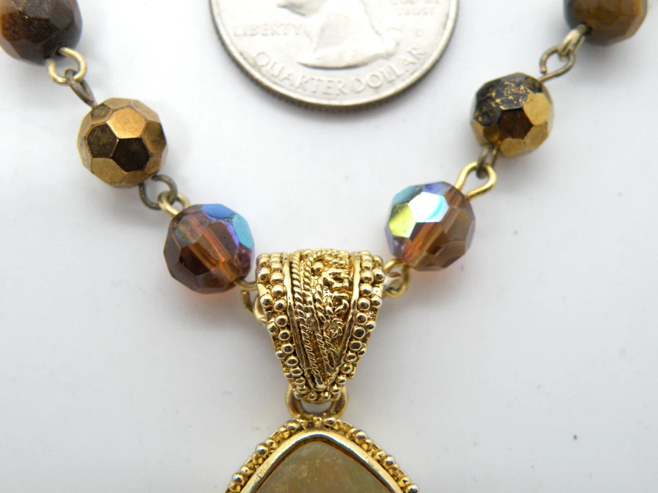 Collar colgante de abulón con cuentas de bronce firmado por Cookie Lee en tono dorado para mujer Foto 3 de 4