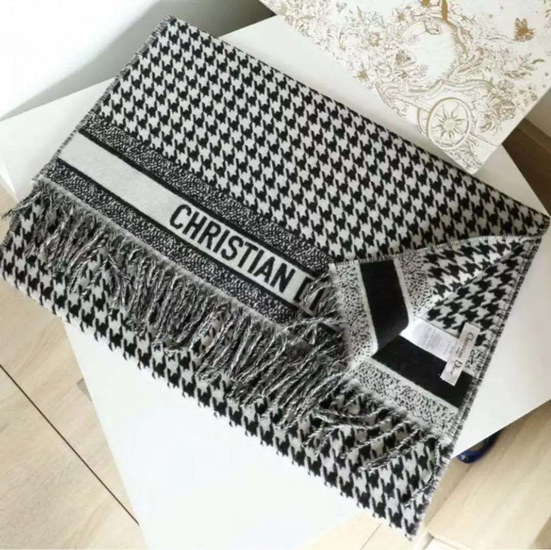 Foulard Dior 30 Montaigne neuf avec boite foulard laine couleur beige Christian Dior