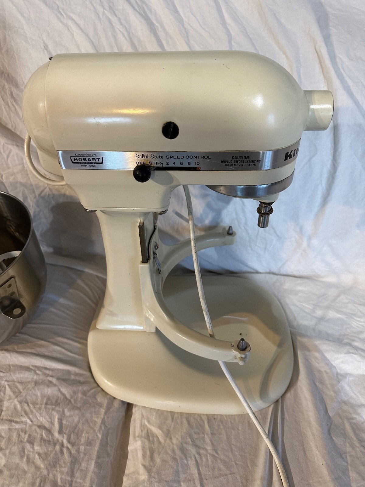 Nice Clean KitchenAid Cream Color Stand Mixer Bowl K5SS WISK DOUGH HOOK