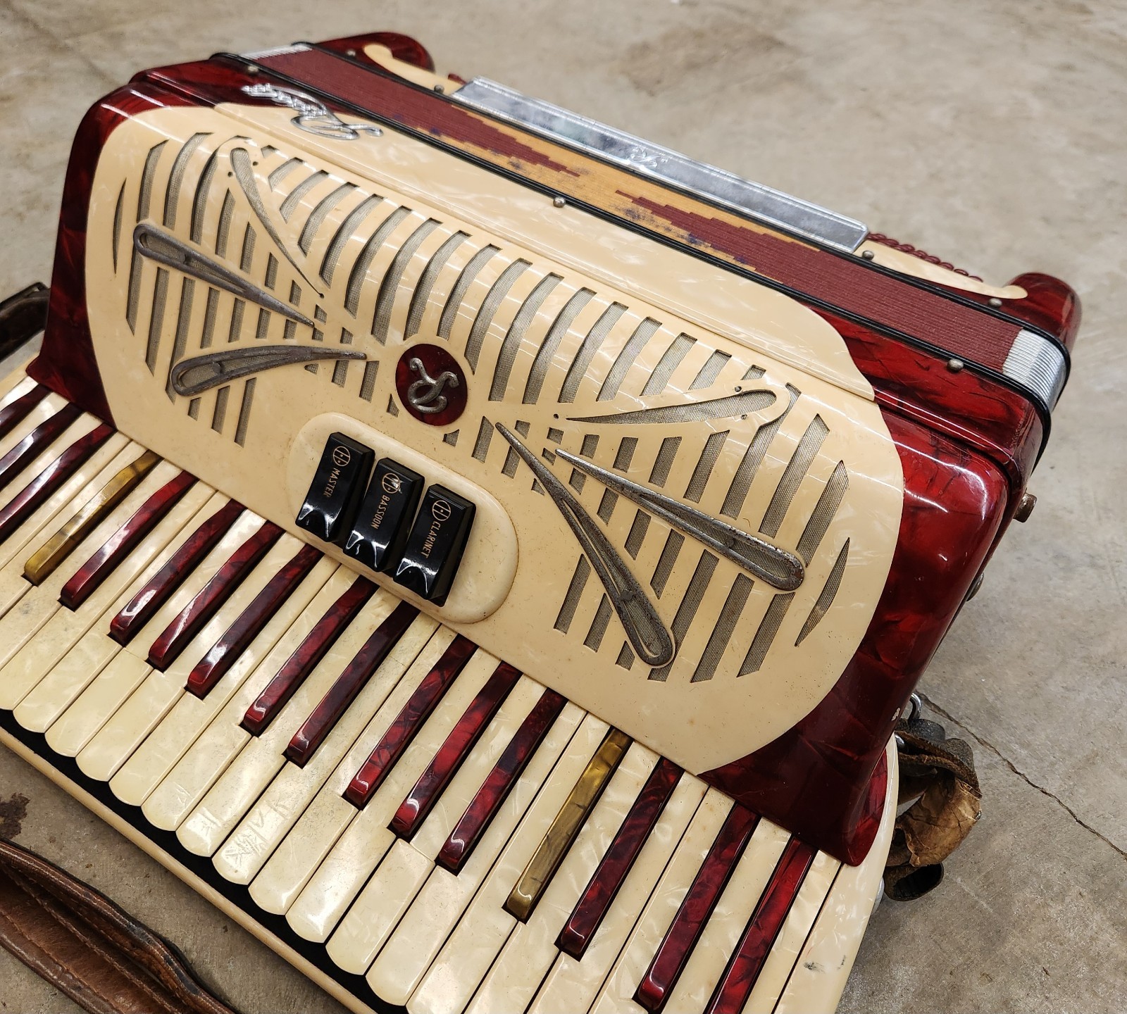 Vintage Sinola Italy Rivoli Little Maestro Piano Accordion With Case + 4 Books
