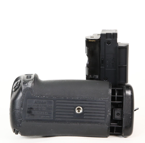 Genuine Nikon MB-D11 Battery Grip for D7000 with MD-D11EN & MS-D11 Magazine. - Picture 2 of 8