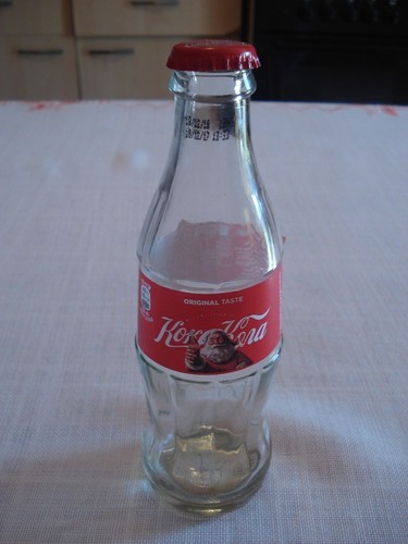 BOSNIA - KOKA KOLA 2017 / 2018 COCA COLA BOTTLE WITH ORIGINA CAP CHRISTHMAS - Picture 2 of 3