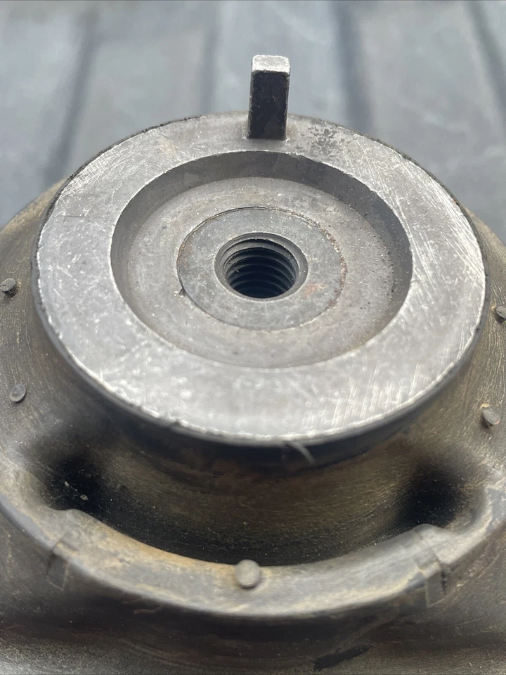 NEW GENUINE MERCEDES BENZ ENGINE MOUNTING W124 1242400717 - Image 3 of 4