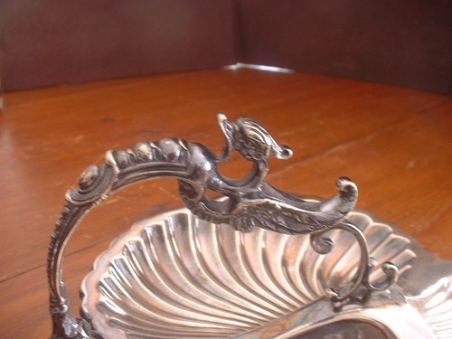 Magnifique plat de service ancien Mappin & Webb plaqué argent avec manche griffon - Photo 2/5