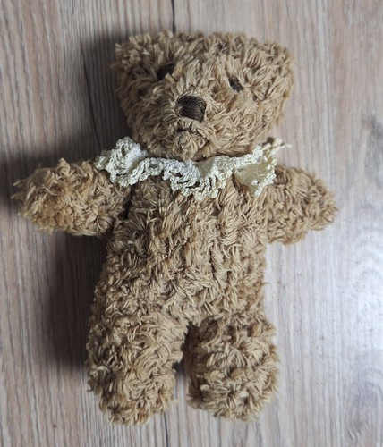 Teddybär mit Häkelhalstuch 15 cm hoch *süß* wuscheliges Stofftier braun