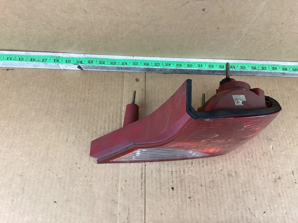 Conjunto de luces traseras laterales derecho pasajero Ford Focus 2000-2004 sedán Foto 3 de 4