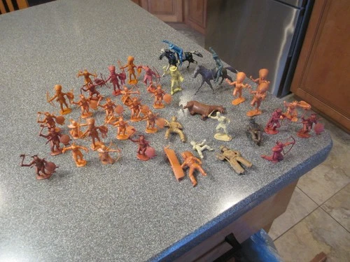 VINTAGE LOT OF DAMAGED MARX PLAYSET FIGURES MOSTLY INDIANS