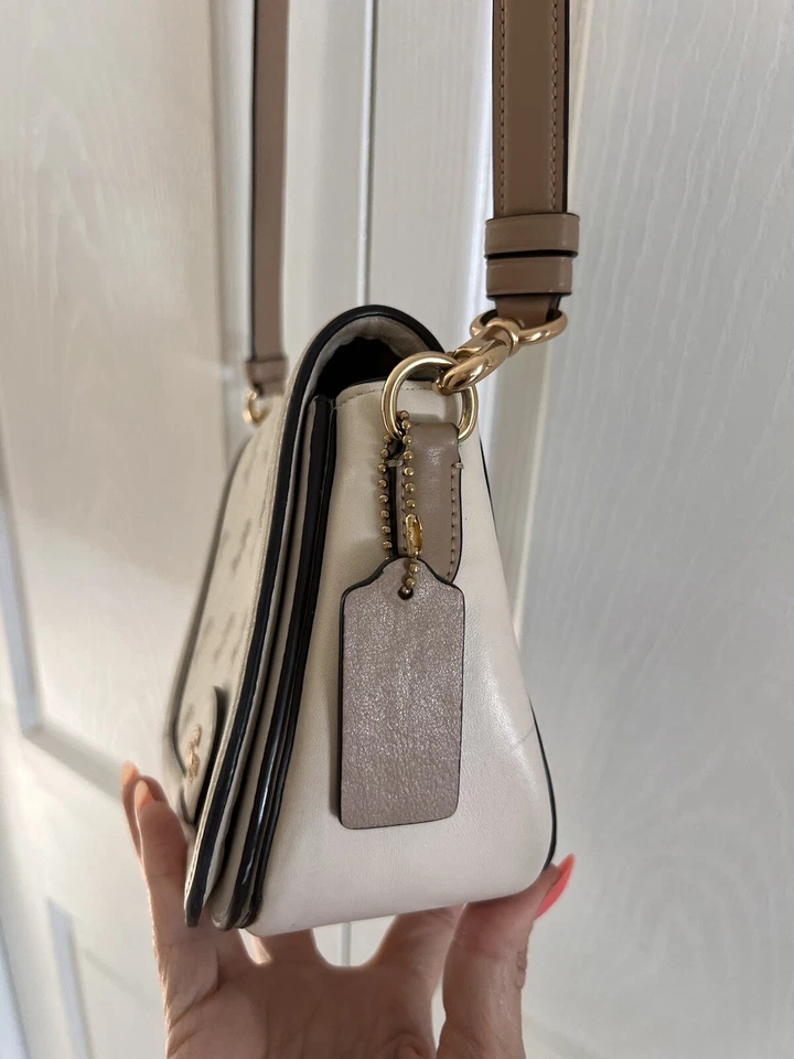 Bandolera Coach de cuero beige Carriage color crema blanco roto estilo solapa Foto 3 de 4