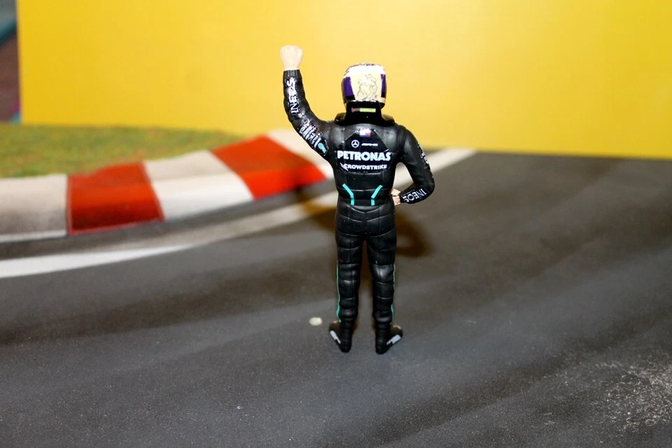 1:18 MICK SCHUMACHER MERCEDES AMG TEST FAHRER 2024 - Bild 3 von 4