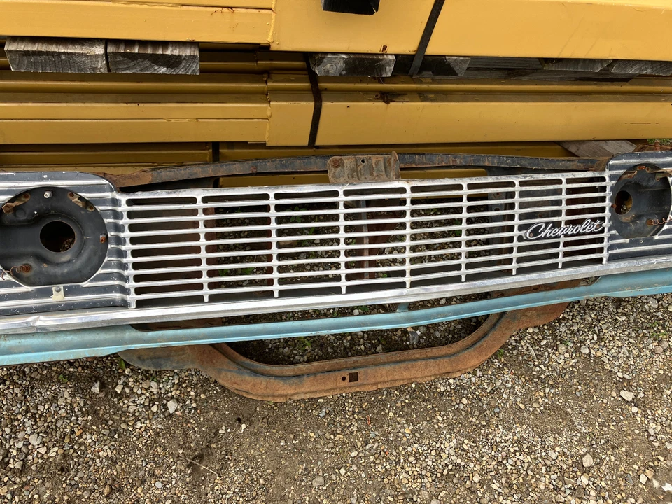 Chevrolet Impala 1964 parrilla original + soporte central + valencia + panel de cierre Foto 3 de 4
