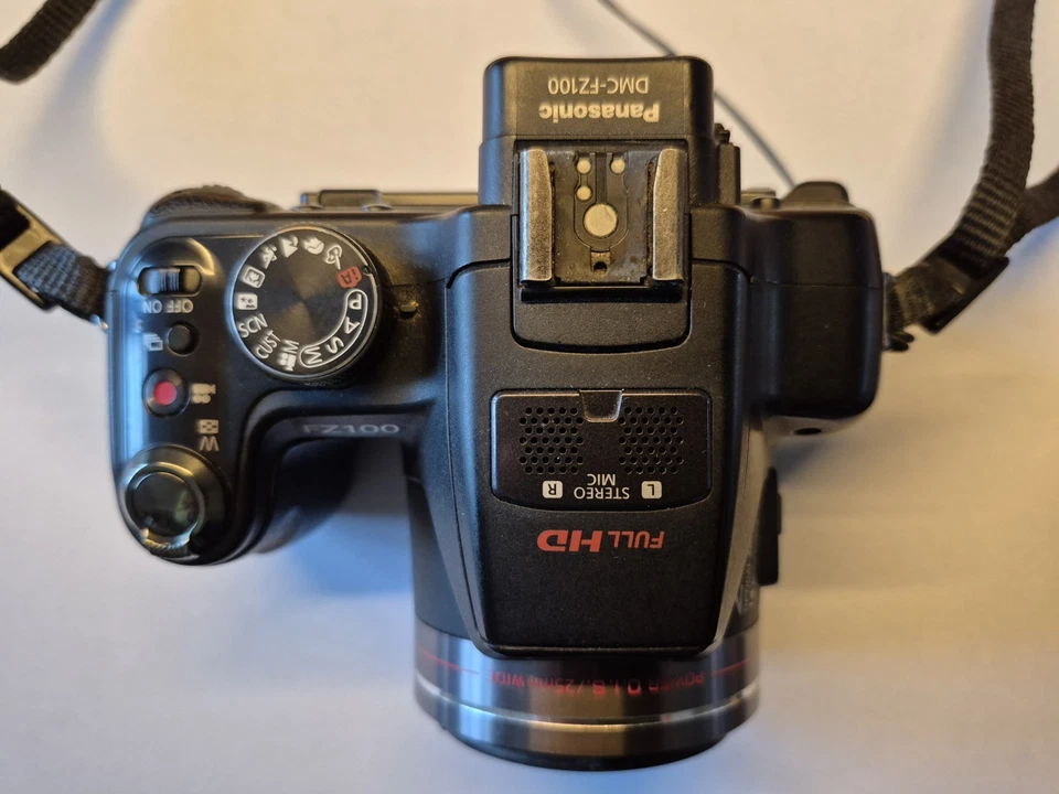 Panasonic LUMIX DMC-FZ100 14,1 MP Digitalkamera - Schwarz, Foto 2 von 5