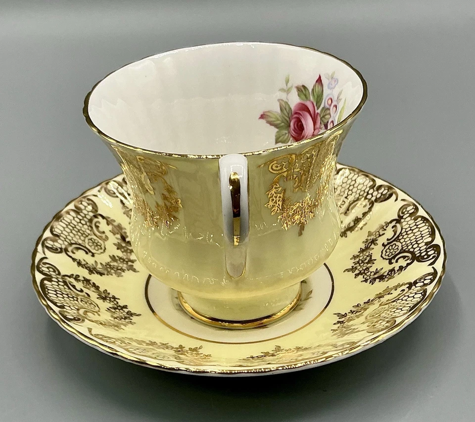 Taza de té y platillo de colección PARAGON Warrant hueso China Inglaterra oro amarillo filigrana F68H Foto 2 de 4