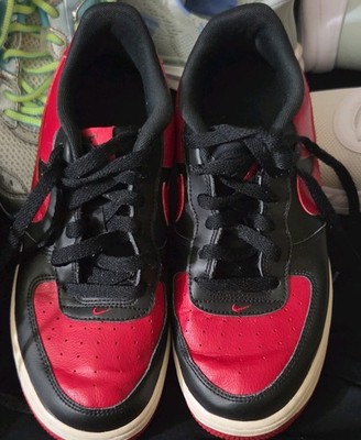 Nike Men's Black/Red Lace-Up Low Top Athletic Sneakers Red Outsole