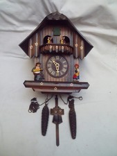 Ancienne horloge coucou mécanique Allemagne Forêt Noire avec personnages