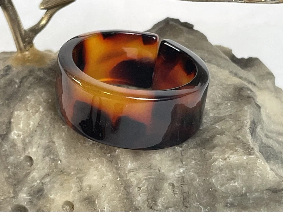 Anillos Gruesos Lucite Acrílico Plástico Tallas 6.5-8.5 Beige Marrón Mezcla Diseño Retro Foto 4 de 4