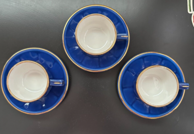 Tasse et sous tasse blanche en porcelaine à liseret doré