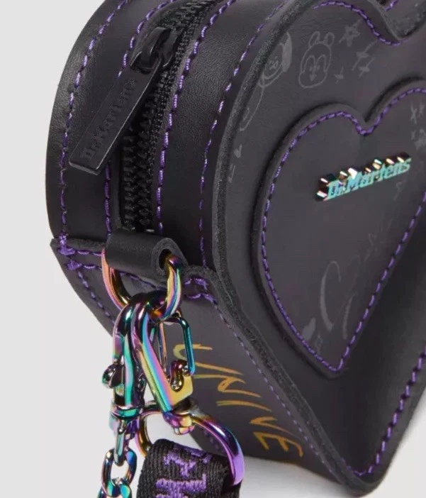 Bolsa Micro Coração Dr. Martens x BT21, PRETA Limitada 2025 - Imagem 4 de 4