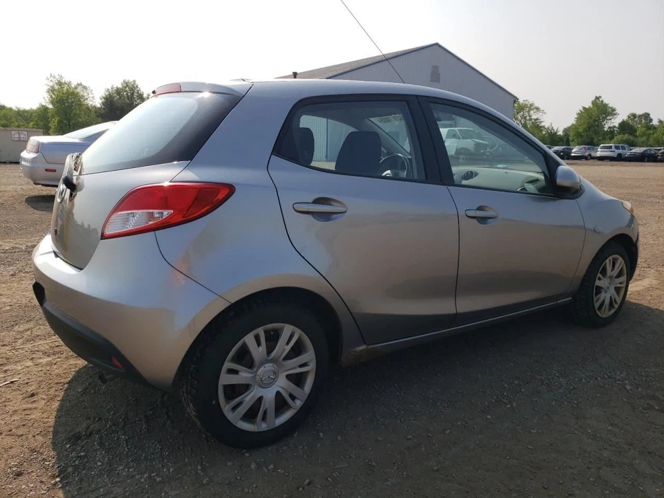 Mazda 2012 2 lavadoras depósito capacidad estándar tracción delantera 1,50 L usado 140 k millas Foto 3 de 4