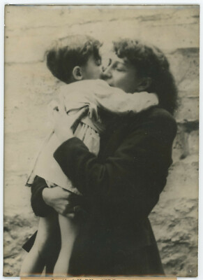 Die Mutter des kleinen Patrick hat ihr Kind nach der Entführung wiedergefunden. 1950.