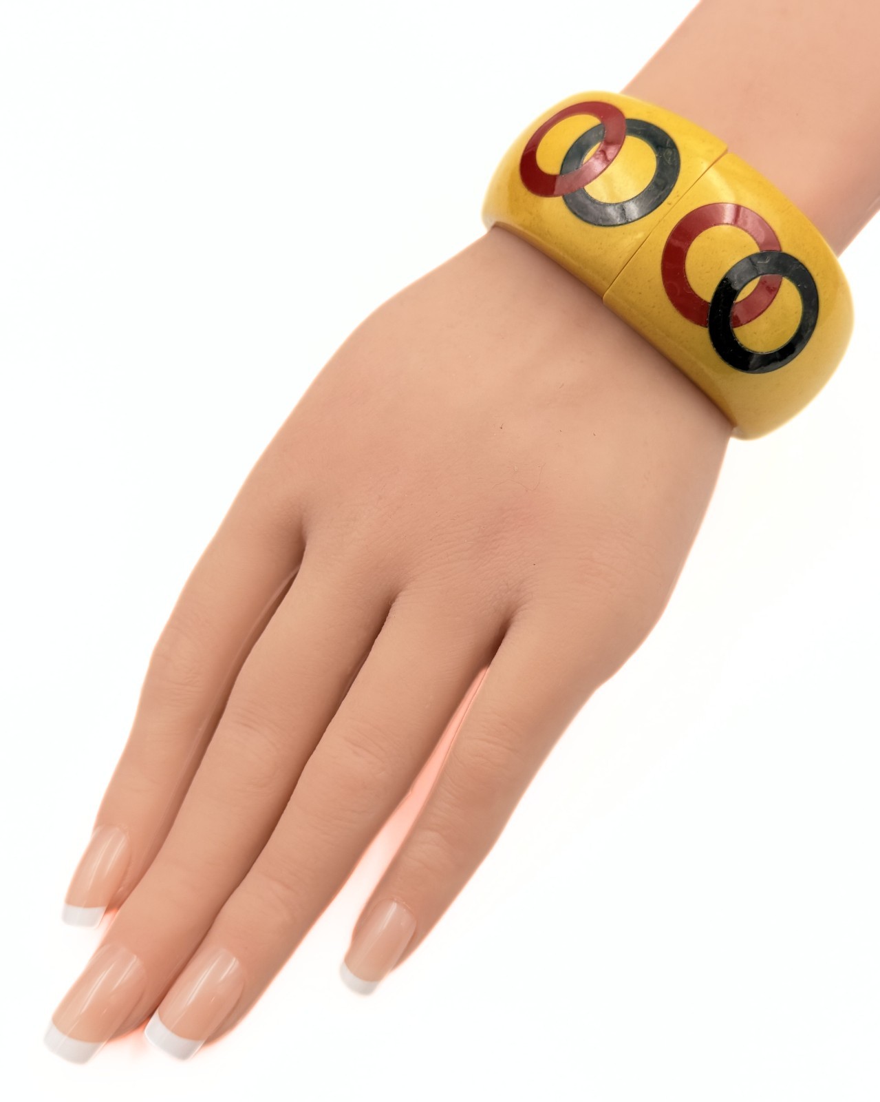 Charming Yellow Bakelite Interlocking Rings Clamp… - image 2