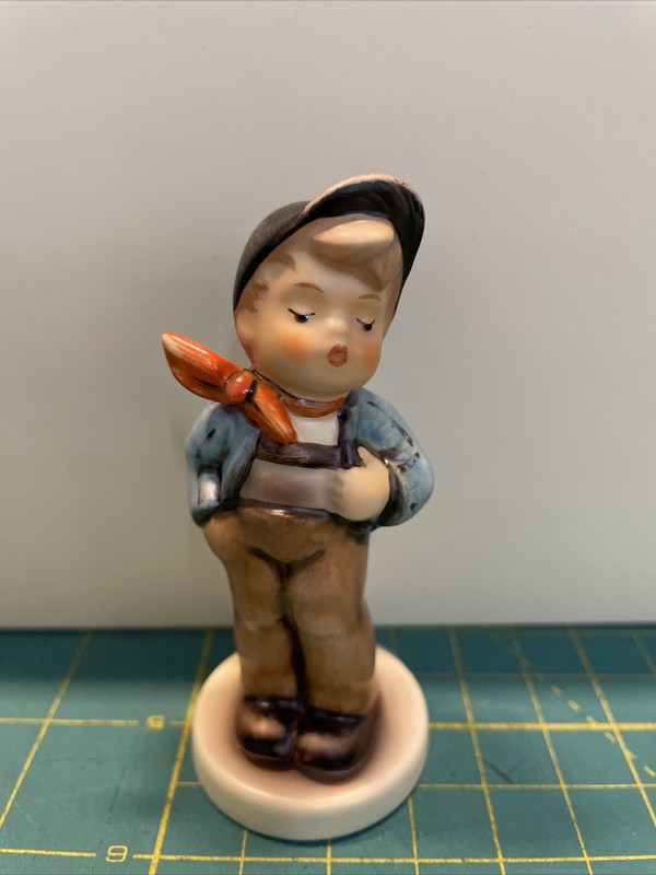 HUMMEL Porcelain Figurine "LUCKY FELLOW" #560 Members Issue Original Box