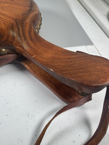 Soffietto per camino vintage lavorato a mano in legno e pelle con borchie in ottone - Foto 2 di 14