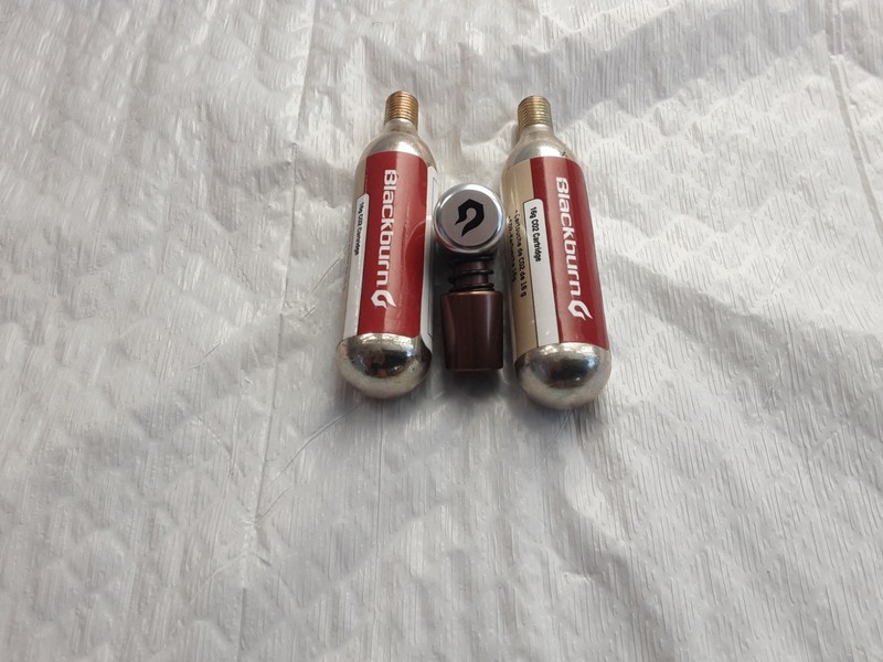 Blackburn CO2 Thread-On Bike Inflator Black Wayside & 2 CO2 Cartridges