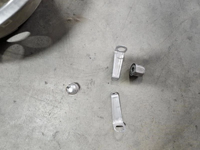 USADO 2019 FORD F450 10 LUG CROMADO 19,5" TAMPA DA RODA TRASEIRA COM TAMPA ENVIADA  - Imagem 3 de 4