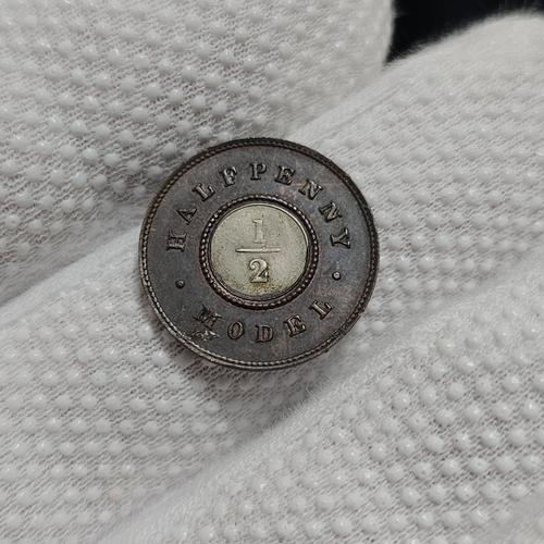 1800er Half Penny Modell Geld Bi Metall alte englische Queen Victoria Medaille Münze - Bild 6 von 6