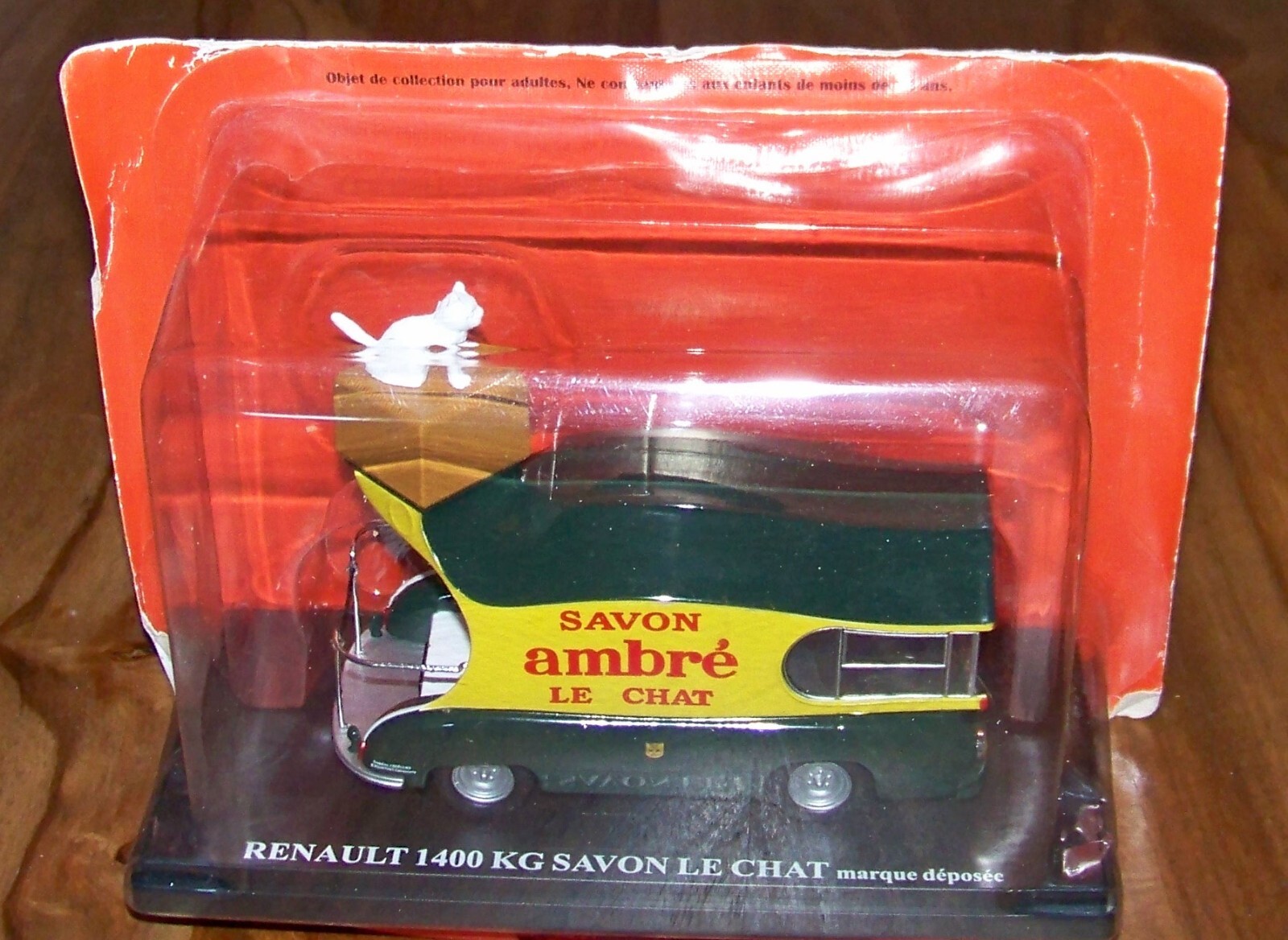 Miniature Renault Le Chat 1/43 Hachette pour décorer un bureau de collectionneur
