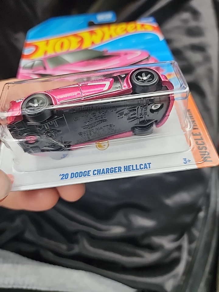 Dodge Charger Hellcat 2020 Super Treasure Hunt Hot Wheels Foto 2 de 3
