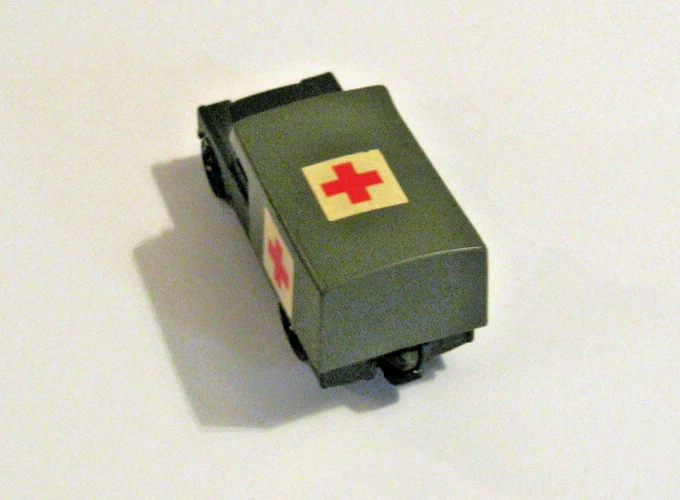 Land Rover Military Red Cross Medic Corgi Junior Whizz Wheels Die Cast Ambulance - Image 4 of 4