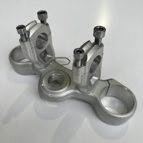 Triumph Tiger 900 Rally 2021 Front top upper triple tree steering clamp T2043048 - Picture 2 of 7