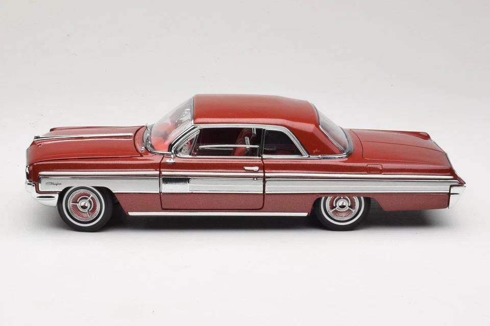 20208 Oldsmobile Starfire Coupe Red Road Signature 1:18 - Immagine 4 di 4