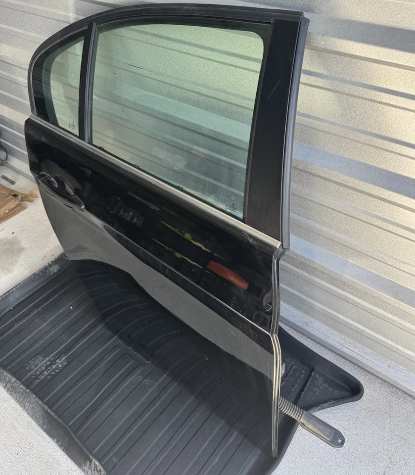BMW 335I 2007-2011 SEDÁN E90 LADO DERECHO TRASERO NEGRO PANEL DE CARCASA DE PUERTA CON VENTANA Foto 4 de 4