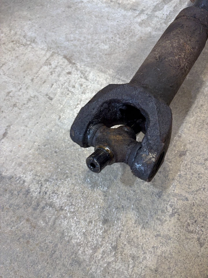 1967 1972 CHEVROLET GMC K10 4WD REG CAB LONG BED 1/2 TON REAR DRIVESHAFT SHAFT - Image 3 of 4