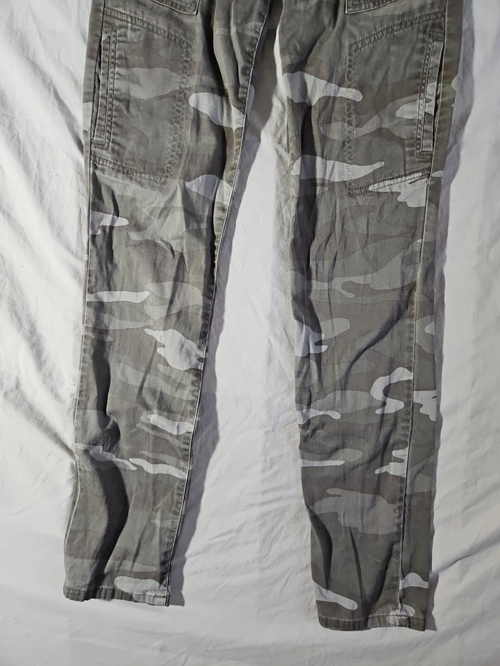 Pantalones ajustados de tiro medio ajustados elásticos de camuflaje Jolt para mujer talla 1/25 W Foto 4 de 4