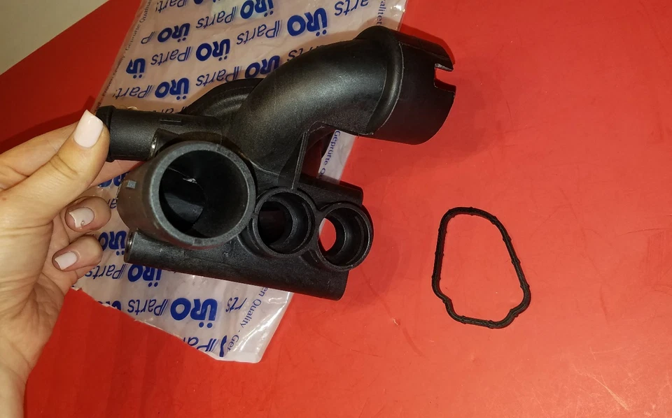 Carcasa de termostato para Audi y Volkswagen A3 TT Eos Eurovan Golf Jetta R32 NUEVO Foto 4 de 4