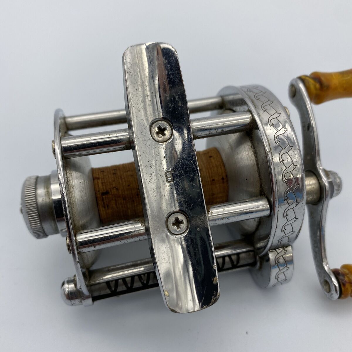 VINTAGE PFLUEGER SKILKAST 1953 WITH TAN BAKELITE KNOBS AND VINTAGE PFLUEGER SKILKAST 1953 WITH TAN BAKELITE KNOBS AND