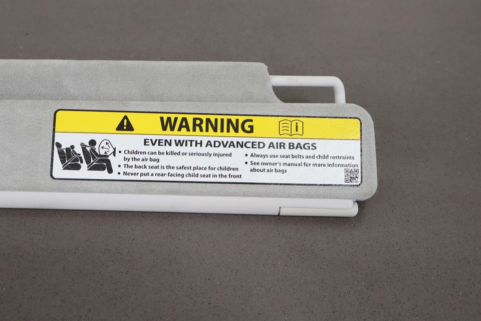 Fisker Ocean 2023 un par de parasoles interiores diestros y diestros con iluminación LED (sal marina) Foto 3 de 4