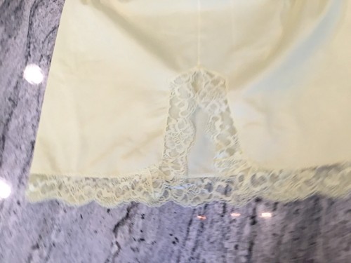 Vintage Vanity Fair yellow half slip zipper lace M - Picture 2 of 6