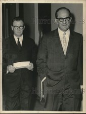 1965 Press Photo Andrew Pinckney & Bernard Gordon in New York courthouse